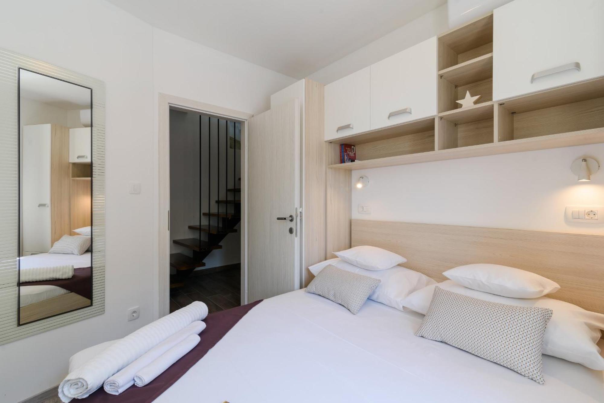 Deluxe Apartment Dobrila Kastela Exterior photo