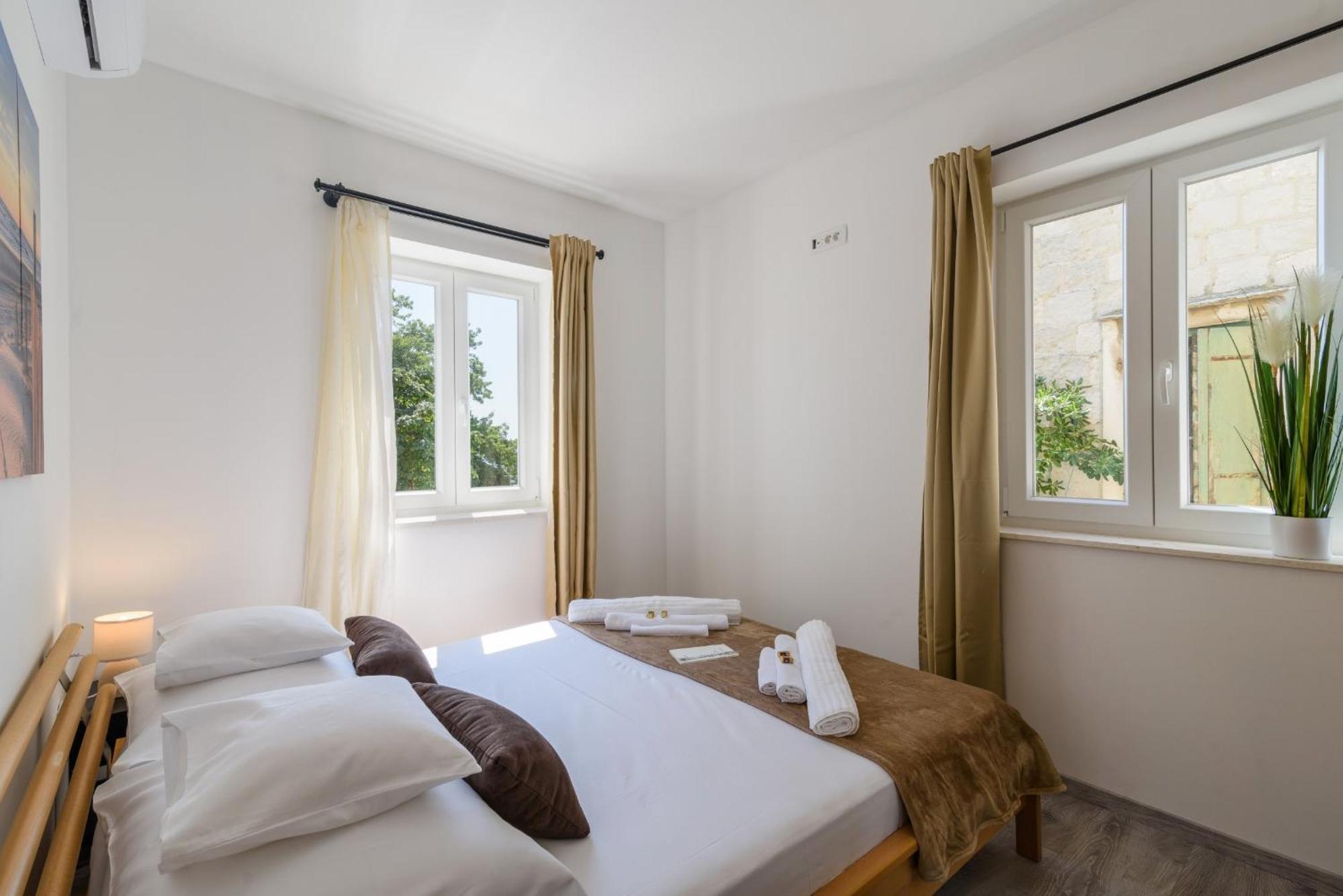 Deluxe Apartment Dobrila Kastela Exterior photo