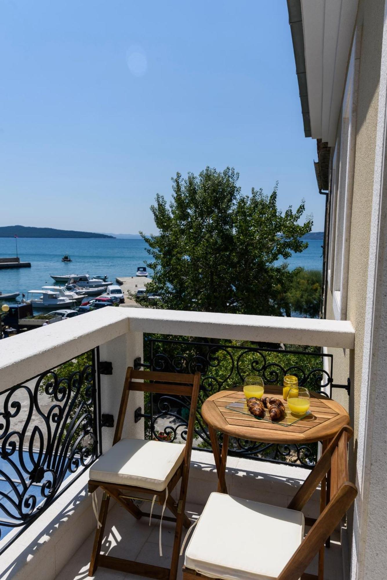 Deluxe Apartment Dobrila Kastela Exterior photo
