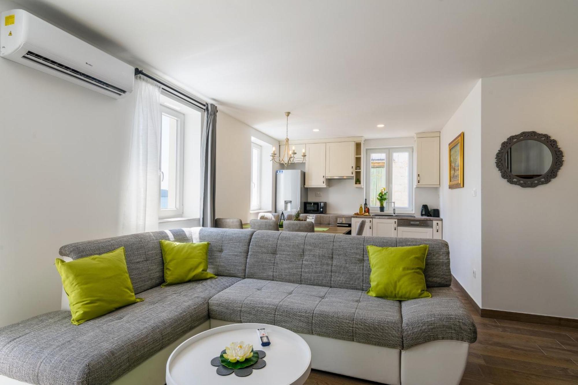 Deluxe Apartment Dobrila Kastela Exterior photo